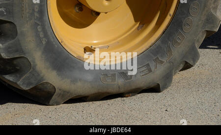 Sonderborg, Dänemark - 2. Juni 2017: Zu schwere Last auf dem Goodyear-Reifen. Stockfoto