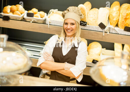 Junge Frau arbeitet in einer Bäckerei Stockfoto