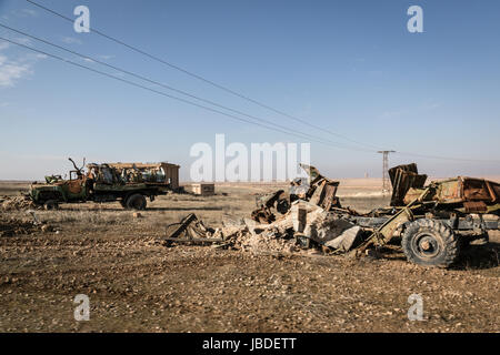 Chris huby/le pictorium - Syrien/rojava - Zorn des Euphrat - 04/01/2017 - rojava - Syrien rojava/Dec 16-Jan 17. Eine zerstörte Feld auf ain Ivss-Straße. Stockfoto