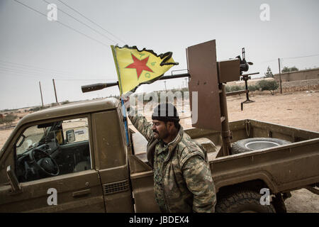 Chris huby/le pictorium - Syrien/rojava - Zorn des Euphrat - 21/12/2016 - rojava - 80rojava/eine Ypg Soldat vor einem douchka. Stockfoto