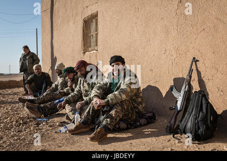 Chris Huby / Le Pictorium - Syrien / Rojava - Zorn des Euphrat - 19.12.2016 - Rojava - Syrien ROJAVA / JABBER-QALLAT Dorf - am Vorabend dieses Dorf wurde befreit von ISIS. Dieser Ort ist nur 20 km von ar-Raqqa. Die Männer ruhen. Stockfoto