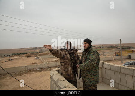 Chris huby/le pictorium - Syrien/rojava - Zorn des Euphrat - 21/12/2016 - rojava - Syrien rojava/dieses Dorf war nur von Isis von der ypg Soldaten. Stockfoto