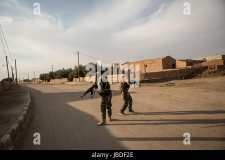 Chris huby/le pictorium - Syrien/rojava - Zorn des Euphrat - 02/01/2017 - rojava - Syrien rojava/Dec 16-Jan 17. Zwei arabische Soldaten aus sdf sind durch eine Isis Dorf. mahmudli Dorf. Stockfoto