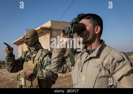 Chris Huby / Le Pictorium - Syrien / Rojava - Zorn des Euphrat - 01.04.2017 - Rojava - Syrien ROJAVA / Dec16 - Jan17. Auf Ain-Issa Feld, nicht weit von der Front. Am Horizont sind zwei YPG Soldaten suchen. Stockfoto