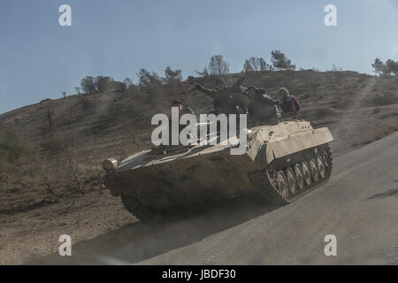 Chris Huby / Le Pictorium - Syrien / Rojava - Zorn des Euphrat - 01.06.2017 - Rojava - Syrien ROJAVA / Dec16 - Jan17. Ein YPG Panzer auf der Straße von Mahmudli Dorf. Stockfoto