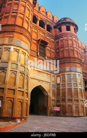 Amar Singh Gate in Agra Fort, Uttar Pradesh, Indien. Das Tor war ursprünglich bekannt als Akbar Darwaza und war reserviert für Mughal Kaiser Akbar und seine p Stockfoto