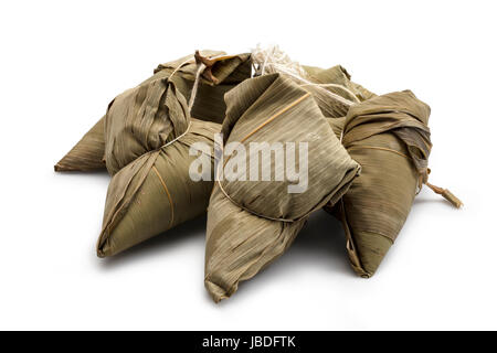 Chinesischer klebrigen Reis Knödel, Isolated On White Background mit Schneidepfad in voller Tiefe des Feldes. Stockfoto