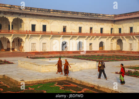 Besucher wandern rund um Anguri Bagh (Traube Garten) in Agra Fort, Uttar Pradesh, Indien. Das Fort wurde in erster Linie als eine militärische Struktur gebaut, aber wurde l Stockfoto