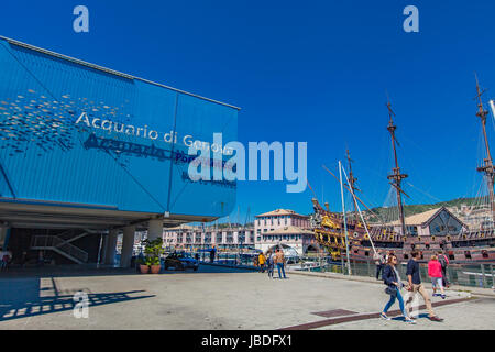 Nicht identifizierte Personen durch das Aquarium von Genua. Stockfoto