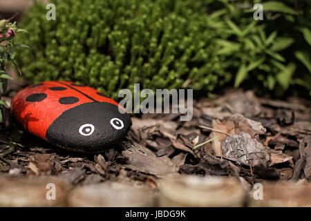 steine als marienkaefer bemalen, handgemachte marienkäfer aus einem bemalten stein gemacht stockfoto, Design ideen