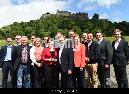 RETRANSMITTED hinzufügen von Links zu rechts schottischen konservativen Leader Ruth Davidson (rote Jacke) bei einem Foto-Shooting mit der Partei neu gewählte Mitglieder des Parlaments vor Stirling Castle. Von links nach rechts: Andrew Bowie MP, Colin Clark MP, Bill Grant MP, Luke Graham MP, Kirstene Haar MP, Douglas Ross MP, Ruth Davidson, Alister Jack MP, David Mundell MP, John Lamont MP, Rachael Hamilton MSP, David Duguid MP, Ross Thomson MP, Stephen Kerr MP, Paul Masterton MP. Stockfoto