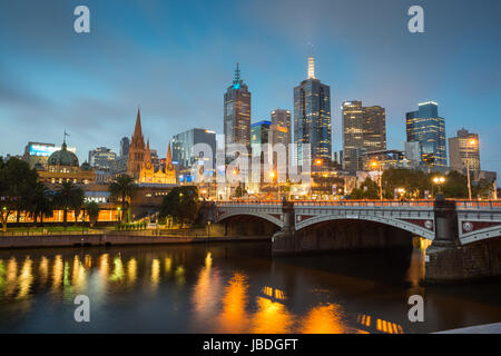 Skyline von Melbourne über Yarra River nach Einbruch der Dunkelheit. Victoria. Australien. Stockfoto
