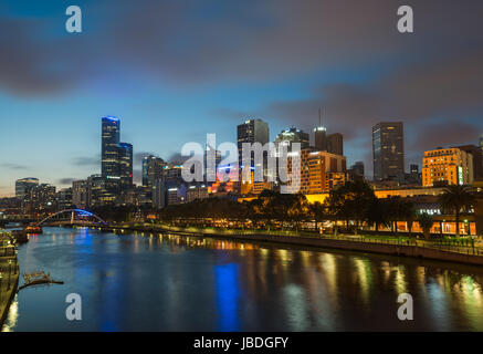 Skyline von Melbourne über Yarra River nach Einbruch der Dunkelheit. Victoria. Australien. Stockfoto