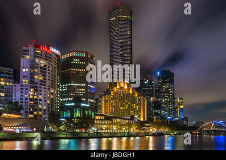 Skyline von Melbourne über Yarra River nach Einbruch der Dunkelheit. Victoria. Australien. Stockfoto