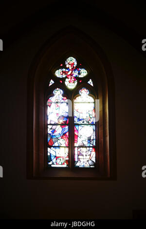 Mainz, Deutschland - 20. April 2017: Ein Kirchenfenster aus farbigem Glas mit biblischen Motiven in St. Stephan Church am 20. April 2017 in Mainz gemacht. Stockfoto