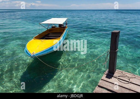 Insel Sipadan, Borneo, Malaysia - Bunte Boot schwimmend in ruhigem, kristallklarem Wasser. Stockfoto