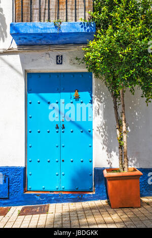 Blaue Tür maurischen Stil in Marbella, Andalusien, Spanien, Europa Stockfoto