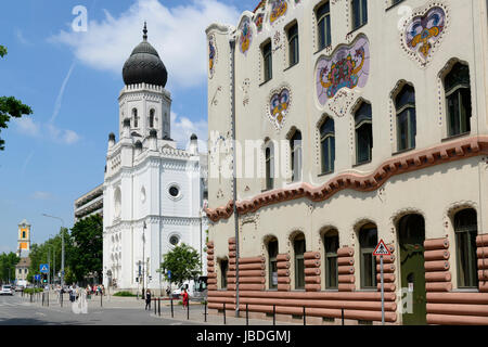 Ungarn, Kecskemét. Die Cifra Palota und die alte Synagoge. Stockfoto