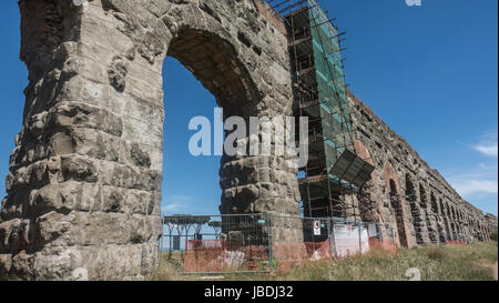 Aquädukt Aqua Claudia, Restaurierungsarbeiten, Stadtrand von Rom, Mai 2017, malerischen alten Aquädukt, Parco Degli Acquedotti, Aquädukt Park. Stockfoto