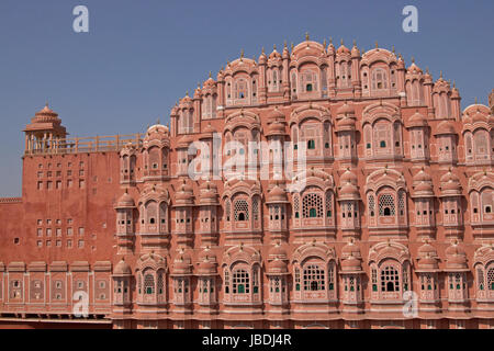 Hawa Mahal oder Palast der Winde in Jaipur Indien. Reich verzierte rosa Fassade gebaut, um die Damen des königlichen Hofes auf die Straße sehen, ohne gesehen zu werden zu lassen. Stockfoto