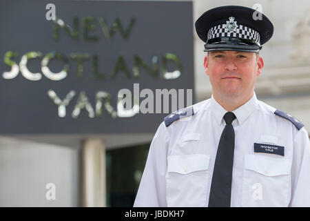 Metropolitan Police Inspector Jim Cole im New Scotland Yard, London, wo er seine Rolle in der Antwort der Polizei auf der London Bridge-Angriff bezeichnet. Stockfoto