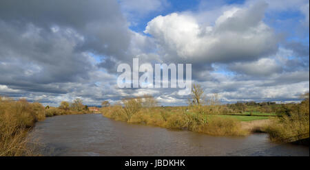 Wintersonne auf Fluß Severn an der Haw-Brücke in der Nähe von Tewkesbury, Gloucestershire Stockfoto