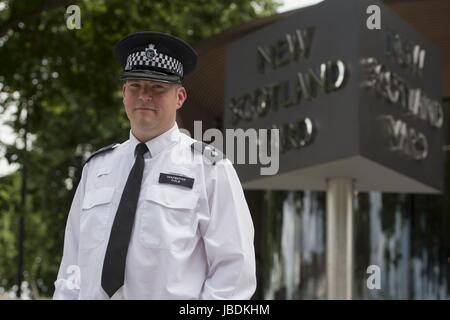 Metropolitan Police Inspector Jim Cole im New Scotland Yard, London, wo er seine Rolle in der Antwort der Polizei auf der London Bridge-Angriff bezeichnet. Stockfoto