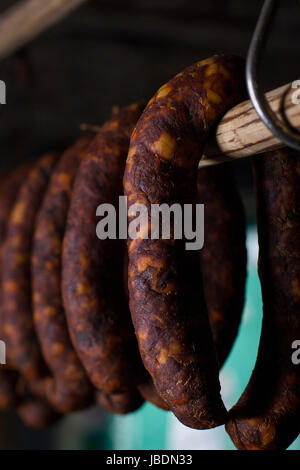 hausgemachte Wurst Übergabe Stockfoto