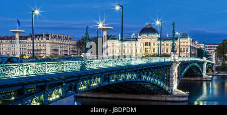 Berühmte Brücke und der Universität in Lyon bei Nacht Stockfoto