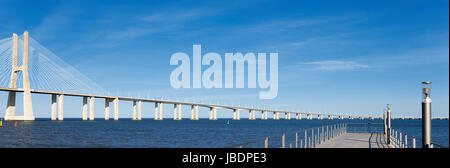 Blick auf den großen Vasco da Gama-Brücke in Lissabon Stockfoto