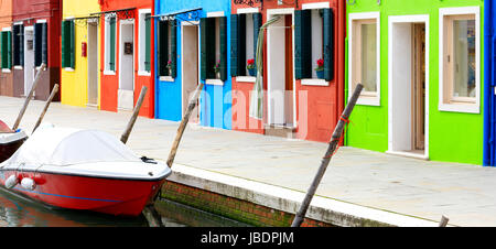 Burano Insel Kanal, kleinen bunten Häusern und die Boote Stockfoto