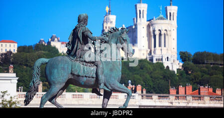 Berühmte Statue von Louis XIV und Basilique Notre Dame de Fourvière auf einem Hintergrund Stockfoto