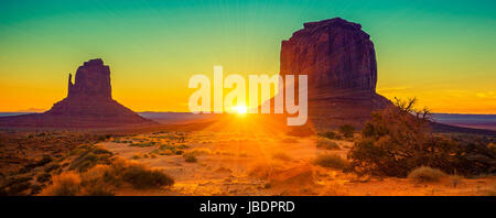 Sonnenuntergang an der Schwestern im Monument Valley, USA Stockfoto