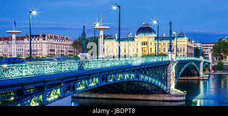 Blick auf Brücke und Universität in Lyon bei Nacht Stockfoto