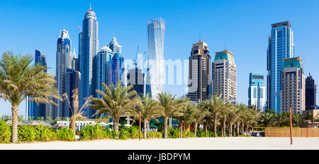 Horizontale Ansicht von Wolkenkratzern und Jumeirah Beach in Dubai. VEREINIGTE ARABISCHE EMIRATE Stockfoto