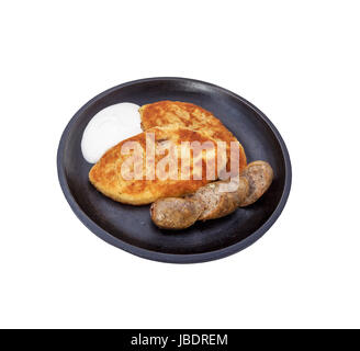 Gebratene Würstchen und gebratenem Kartoffel-Pfannkuchen mit Füllung. Stockfoto