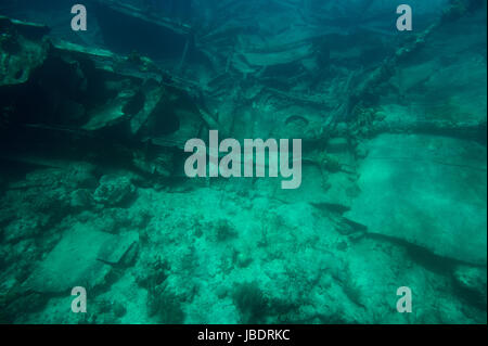 Unterwasser-Tour, in blauen Meerwasser Schiffbruch Stockfoto