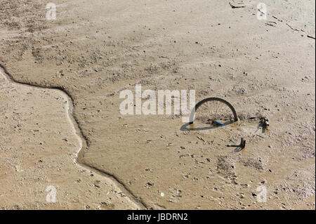 Fahrrad im Schlamm des Flusses Rumpf Stockfoto