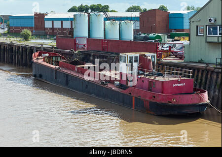 Das Binnentankschiff Dovedale wurde 1962 am Fluss Hull gebaut Stockfoto