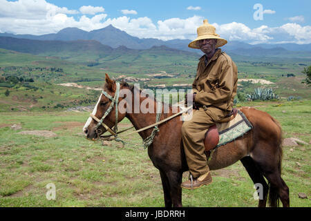 Mann auf Pferd tragen traditionelle Kleidung und Basotho-Hut Berea Bezirk Lesotho Südliches Afrika Stockfoto