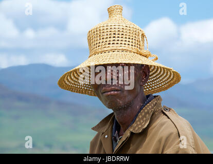 Porträt eines Mannes traditionelle tragen eine traditionelle Basotho Hut Berea Bezirk Lesotho Südliches Afrika Stockfoto