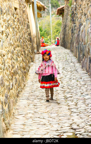 Ollantaytambo, PERU - 25. April 2017: schöne Quechua-Mädchen gehen auf die Straßen der Stadt Stockfoto