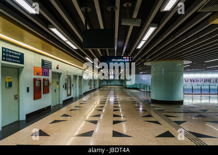 Singapur - 25. März 2017: Innenraum der MRT-Station. Mass Rapid Transit System bilden die Hauptkomponente des Eisenbahnsystems in Singapur, gesamte Stockfoto