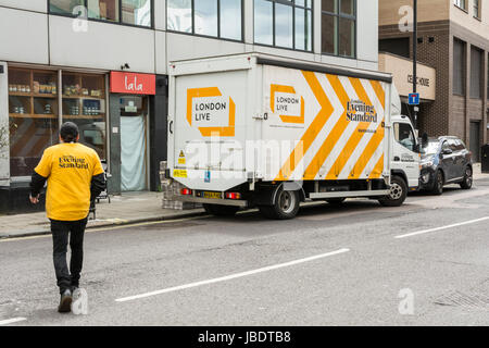 Evening Standard Mitarbeiter und van in West-London Stockfoto
