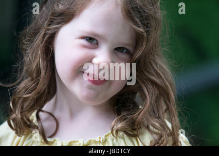 Porträt des jungen Mädchens lächelnd Stockfoto