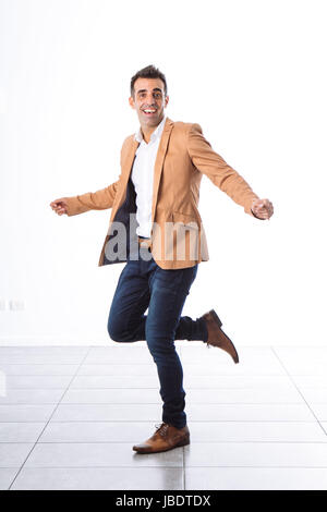 Ein 35-40 Jahre Mann kaukasischen dunkles Haar coolen modernen informellen Look Blazer, tanzen glücklich weißen Hintergrund voll Studioaufnahme Stockfoto