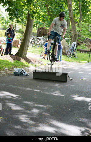 RADNOR TOWNSHIP, PA - 7 Mai: BMX Stunt-Performance von Chris Aceto im Radnor Township Bike Rodeo am 7. Mai 2017 Stockfoto