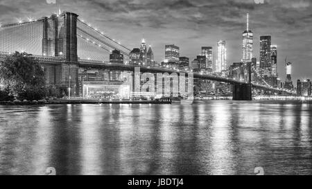 Schwarz / weiß Foto der Brooklyn Bridge und Manhattan bei Nacht, New York City, USA. Stockfoto