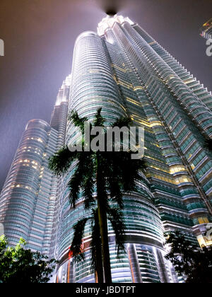 Kuala Lumpur, Malaysia - 5. Mai 2017: Petronas Twin Towers in einer regnerischen Nacht mit einem bewölkten Himmel und strömenden Regen. Dies ist ein beliebtes Ziel für Touristen Stockfoto