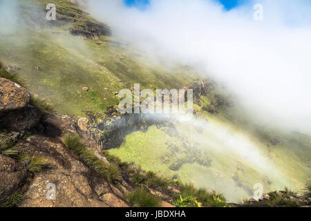 Regenbogen im Innern einer Wolke auf Sentinel Wandern, Drakensberge, Südafrika Stockfoto